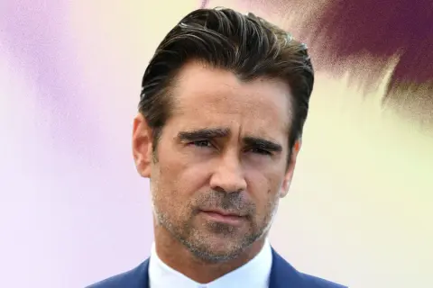 Colin Farrell med slick back-frisyr, bär en blå kostym och vit skjorta.