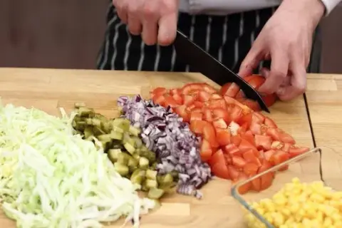 Jak zrobić sałatkę gyros w 15 minut – prosty przepis na każdy stół