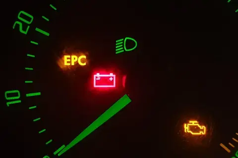 Kontrolki EPC, akumulatora i silnika świecą się na desce rozdzielczej. Czy to problem z 1.4 TSI?