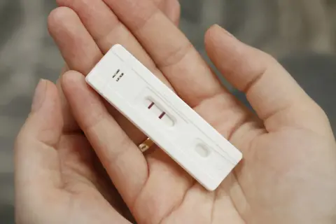 Dwie kreski na teście ciążowym. Czy taki śluz po zapłodnieniu był też u Was?