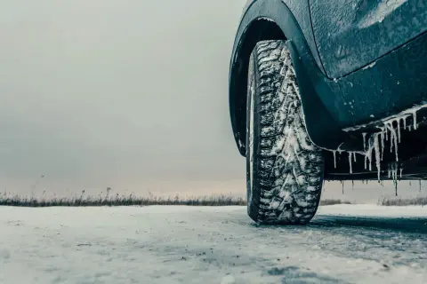 Opona zimowa na oblodzonym podłożu. Czy to ASR, co to za system?