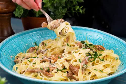 En krämig pasta med kantareller, toppad med parmesan och färska örter. En härlig höstfavorit!