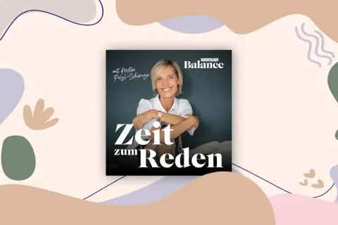 Lächelnde Frau mittleren Alters mit dem Titel "Zeit zum Reden" und dem Logo "Woman Balance".