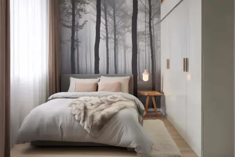 Ein sehr kleines Schlafzimmer einrichten: Gemütliches Bett mit Fell, Waldtapete und weißem Kleiderschrank.
