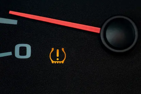 Kontrolka TPMS co to? Oznacza niski poziom ciśnienia w oponach. Sprawdź opony!
