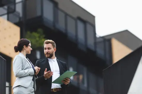 Prowizja biura nieruchomości: Kto płaci, ile i jak negocjować?