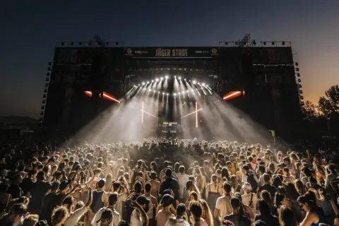 Folla in delirio al Decibel Open Air di Firenze, un'esperienza indimenticabile per Pasqua. Luci, musica e un'energia pazzesca.