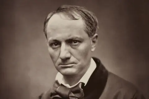 Portrait en sépia d'un homme au regard intense, sa chevelure baudelaire légèrement dégarnie encadrant un visage pensif.