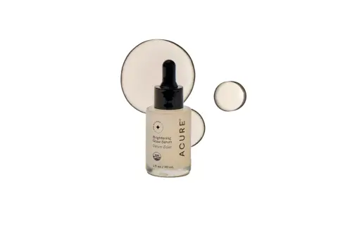 Szklana buteleczka z serum rozświetlającym ACURE z pipetką, na białym tle z kropelkami.
