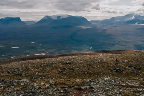 Vandring mot en avlägsen aurora sky station. Berg, sjöar och en slingrande flod i en vidsträckt svensk vildmark.