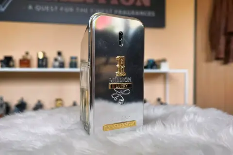Paco Rabanne 1 Million Lucky – luksusowy zapach, który przynosi szczęście. Srebrna butelka z złotymi zdobieniami.
