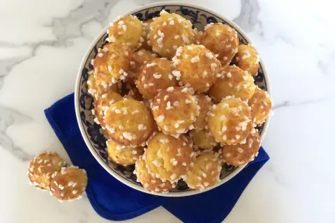 Un bol rempli de chouquettes dorées, parsemées de sucre perlé. Une invitation à découvrir la recette !