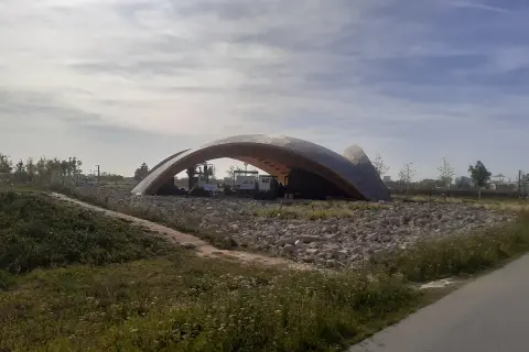 Ein futuristisches Gebäude mit geschwungener Dachkonstruktion, das an die Bundesgartenschau erinnert. Wie oft werden solche Bauwerke zu temporären Ausstellungen errichtet?