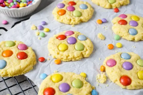 Bunte Kekse mit Schokolinsen, die an leckere Kekse Rezepte erinnern. Perfekt für Kinder!