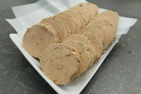 Tranches de foie gras prêtes à être dégustées, tout juste sorties du frigo.