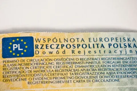 Fragment dowód rejestracyjny z oznaczeniem PL i flagą UE. Dokument zawiera teksty w wielu językach, w tym polski.