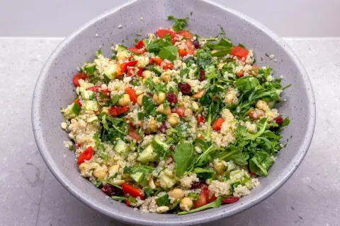 En fräsch och färgglad quinoasallad med kikärtor, gurka, tomat och örter. Ett perfekt quinoa recept för en lätt lunch.