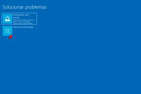Pantalla de solución de problemas de Windows. Se muestra la opción "Restablecer este equipo" y "Opciones avanzadas". Si no se puede instalar Windows en este disco, se debe acceder a estas opciones.