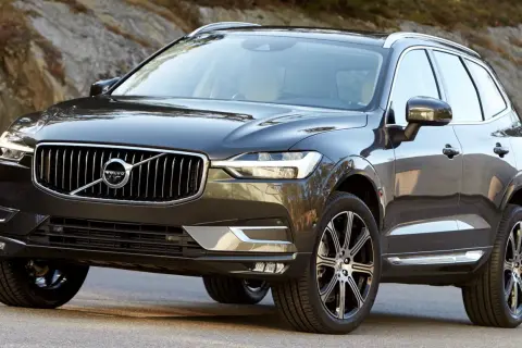 Mörkgrå Volvo XC60 redo för ett volvo xc60 test i svensk natur.