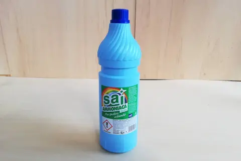 Flacone blu di ammoniaca SAI per pulire a fondo. Utile per rimuovere sporco ostinato.