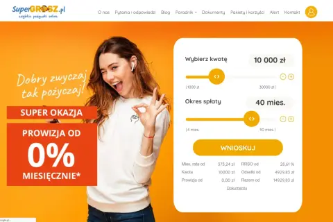 Super Grosz pozyczka: młoda kobieta pokazuje gest OK, obok formularz pożyczki online z promocją 0% miesięcznie.