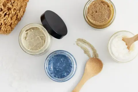 Jaki peeling do ciała wybrać, aby uniknąć podrażnień i zyskać gładką skórę