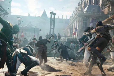 Scena z Assassin's Creed Unity, gdzie gracze mogą sprawdzić wymagania sprzętowe, ukazuje walkę na ulicach Paryża z gilotyną w tle.
