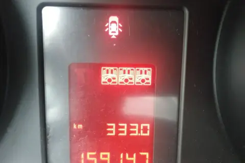 Kontrolki w samochodzie Opel: otwarte drzwi, wskaźnik paliwa, przebieg 159147 km, dystans 333 km.