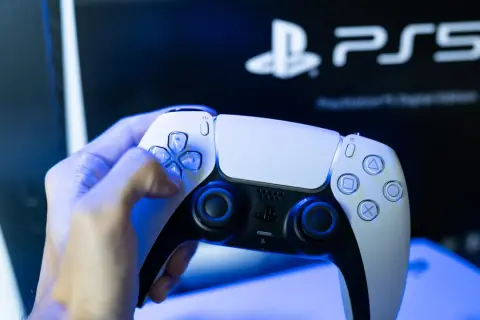Ein DualSense-Controller in der Hand, bereit für das neueste PlayStation 5 Firmware-Update.