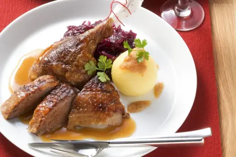Gegrillte Ente mit Klößen und Rotkohl, ein köstliches rotkohl rezept.