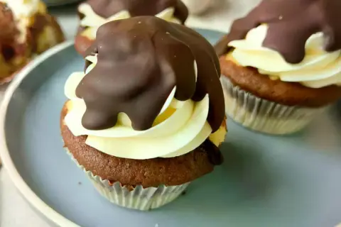 Schokoladen-Muffins mit cremiger Füllung und dunkler Schokoladenglasur, die an Donauwellen-Muffins erinnern.