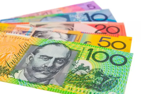 Kolorowe banknoty z wizerunkami ludzi i zwierząt. To australijskie dolary, czyli jaka waluta jest w Australii.
