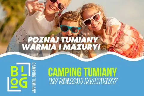 Trzy uśmiechnięte dzieci w okularach przeciwsłonecznych machają rękami. Idealne mazury z dziećmi na wakacjach w Camping Tumiany.