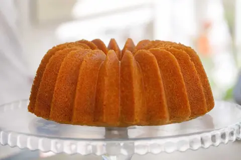 En gyllene, fluffig sockerkaka i en vacker form, redo att avnjutas.