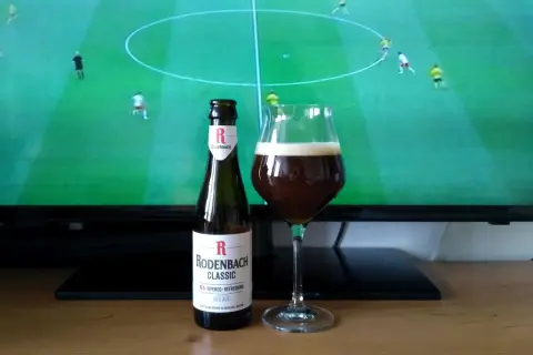 Piwo Rodenbach Classic, idealne do oglądania meczu. Czerwone ale, jak duchesse de bourgogne, orzeźwia i cieszy.