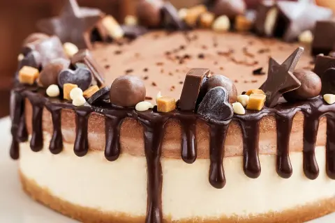 Torta al cioccolato con gocce di caramello e decorazioni a forma di stella e cuore. Un vero capolavoro di cioccolato plastico.