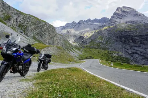 Włochy motocyklem: Jak zaplanować idealną podróż? Trasy i porady