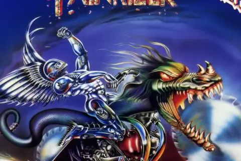 Cybernetic warrior na skrzydłach, walczący z mechanicznym smokiem, jak na okładkach płyt z utworami Judas Priest.