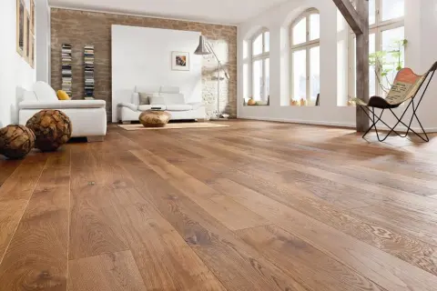 Suelo de madera rústica, ideal para reemplazar baldosas y dar calidez a tu hogar.