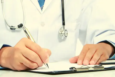 Co oznacza b na recepcie? Zrozum, jak uniknąć dodatkowych kosztów