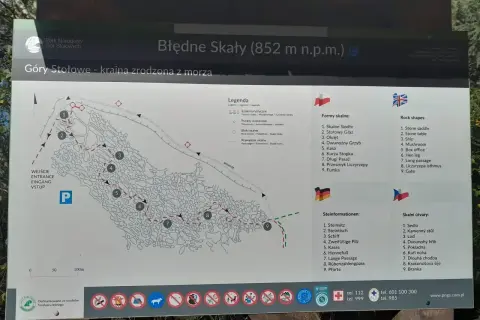 Mapa turystyczna Błędnych Skał z zaznaczonymi szlakami, punktami widokowymi i formami skalnymi, jak "Skalne Siodło" czy "Dwunożny Grzyb".