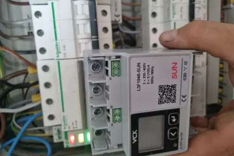 Podlicznik energii elektrycznej SUN L3F1946-SUN zamontowany w skrzynce z wyłącznikami.