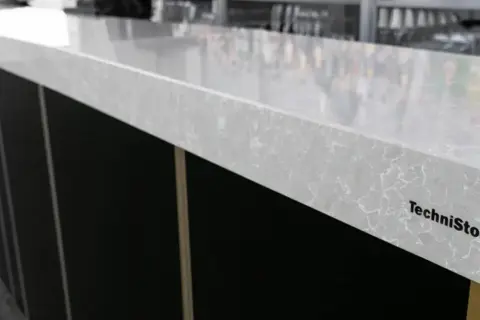 Elegancki blat z konglomeratu TechniStone. Dowiedz się, czym czyścić konglomerat, by zachować jego piękno.