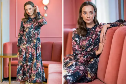Długa sukienka w kwiaty sięga do połowy łydki, podkreślając elegancję. Idealna na jesienne dni.