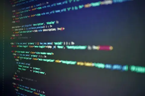 Kod w języku PHP, tworzący nawigację strony. Widać fragmenty kodu odpowiedzialne za menu i jego wyświetlanie.