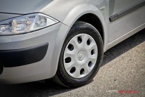 Srebrny Renault Megane 2 1.6 16v z felgą i reflektorem.