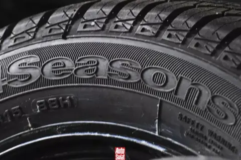 Opona wielosezonowa "4Seasons" z widocznym bieżnikiem. Czy to najgorsze opony wielosezonowe, jakie można spotkać?