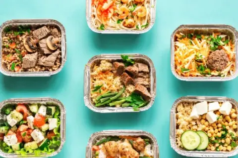 Catering dietetyczny vs gotowanie: Opłacalność, koszty i czas. Sprawdź!