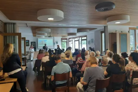 Menschen lauschen gespannt einer Präsentation im Mehrgenerationenhaus Heilbronn.