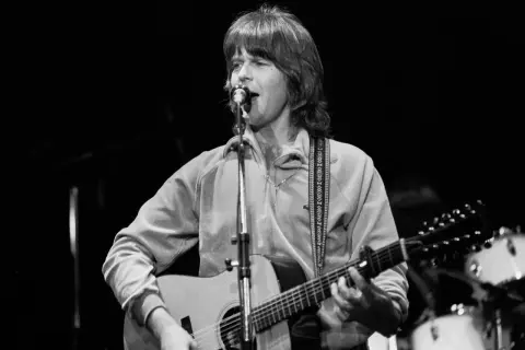 Randy Meisner, jeden z członków Eagles, gra na gitarze dwunastostrunnej i śpiewa do mikrofonu.